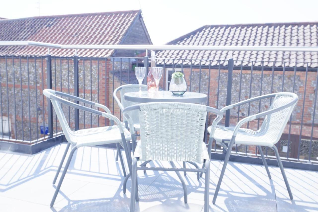 Sunset View, 2 Bedrooms In The Heart Of Holt With Parking Екстериор снимка