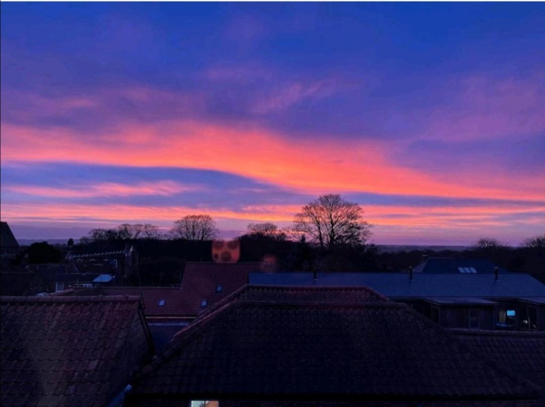 Sunset View, 2 Bedrooms In The Heart Of Holt With Parking Екстериор снимка
