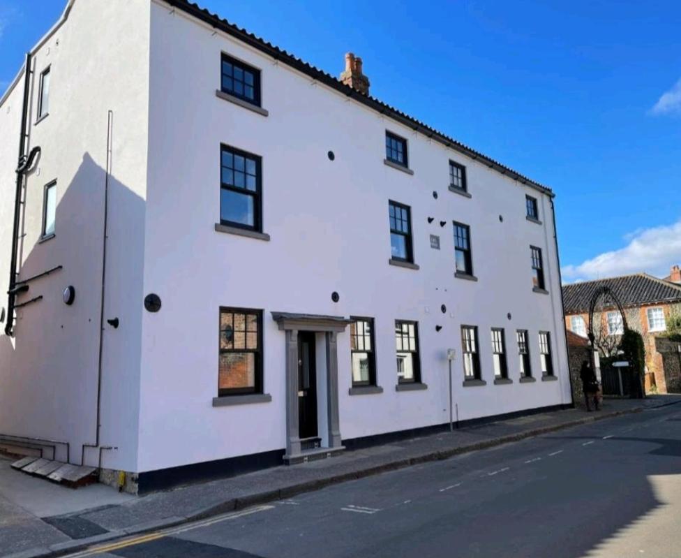 Sunset View, 2 Bedrooms In The Heart Of Holt With Parking Екстериор снимка